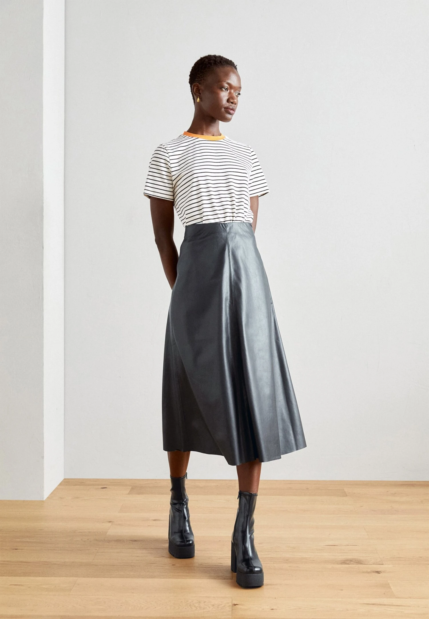 Anna Field T-Shirt Con StampaBlack/Off-White/Orange Donna T-shirt E Top AN621D19F-Q11 4 Anna Field T-Shirt Con StampaBlack/Off-White/Orange Donna T-shirt E Top AN621D19F-Q11 - immagine 2