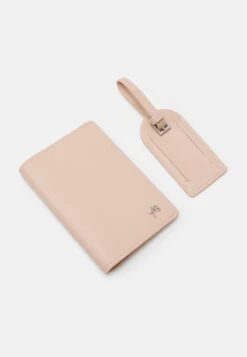 Anna Field Passport Case And Luggage Tag SetCustodia Per PassaportoPink Donna Portafogli E Portachiavi AN651F04H-J11 10 Anna Field Passport Case And Luggage Tag SetCustodia Per PassaportoPink Donna Portafogli E Portachiavi AN651F04H-J11 -Anna Field 2d656b111eb249749211db9505f7a284