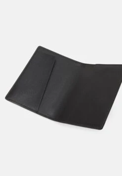 Anna Field Passport Case And Luggage Tag SetCustodia Per PassaportoBlack Donna Portafogli E Portachiavi AN651F04H-Q11 9 Anna Field Passport Case And Luggage Tag SetCustodia Per PassaportoBlack Donna Portafogli E Portachiavi AN651F04H-Q11 -Anna Field 6cebaff05c534c59aba96c1fb1c7ab54