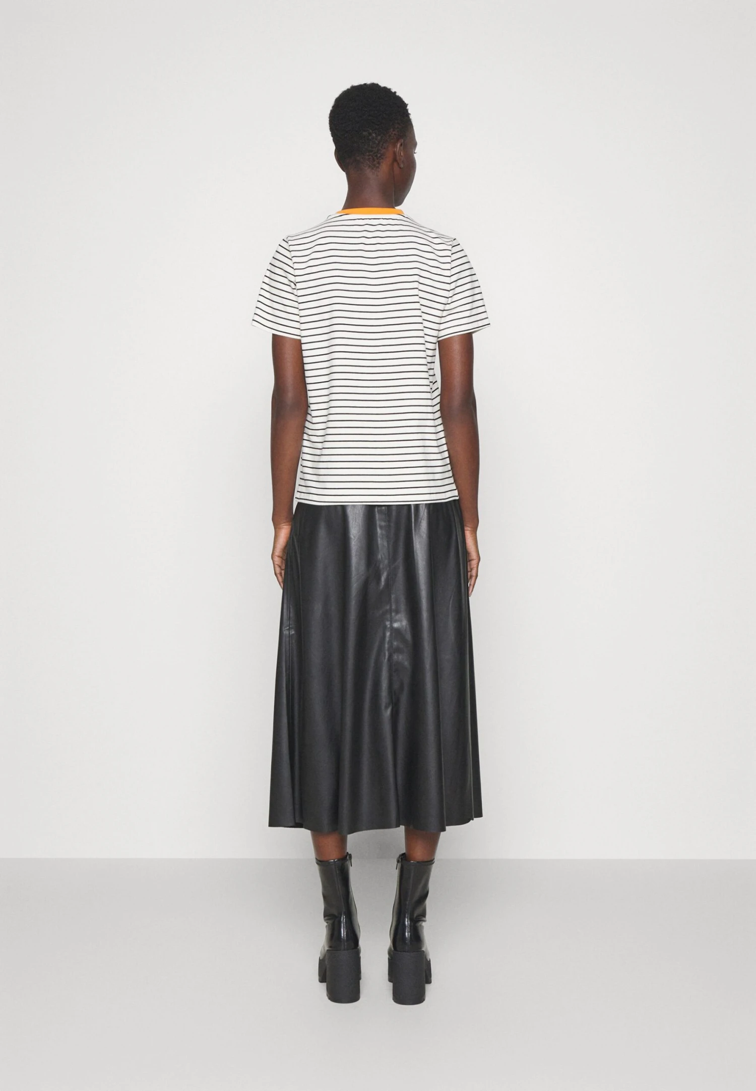 Anna Field T-Shirt Con StampaBlack/Off-White/Orange Donna T-shirt E Top AN621D19F-Q11 6 Anna Field T-Shirt Con StampaBlack/Off-White/Orange Donna T-shirt E Top AN621D19F-Q11 - immagine 4