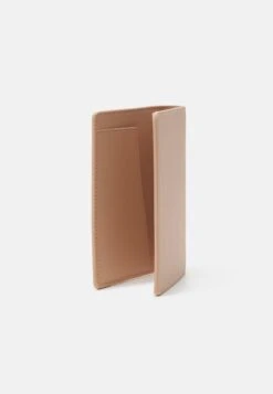 Anna Field Passport Case And Luggage Tag SetCustodia Per PassaportoPink Donna Portafogli E Portachiavi AN651F04H-J11 9 Anna Field Passport Case And Luggage Tag SetCustodia Per PassaportoPink Donna Portafogli E Portachiavi AN651F04H-J11 -Anna Field d079b8e17ea5479bb64b5ac0db05ed70